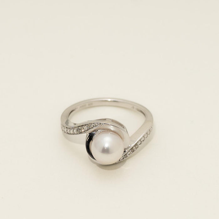 Cultured Freshwater Pearl Ring in Sterling Silver with Diamonds (1/20ct tw and 7mm Pearl)