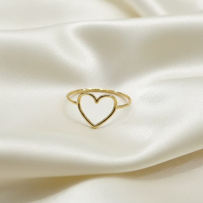 Delicate Heart Wire Ring in 18K Gold