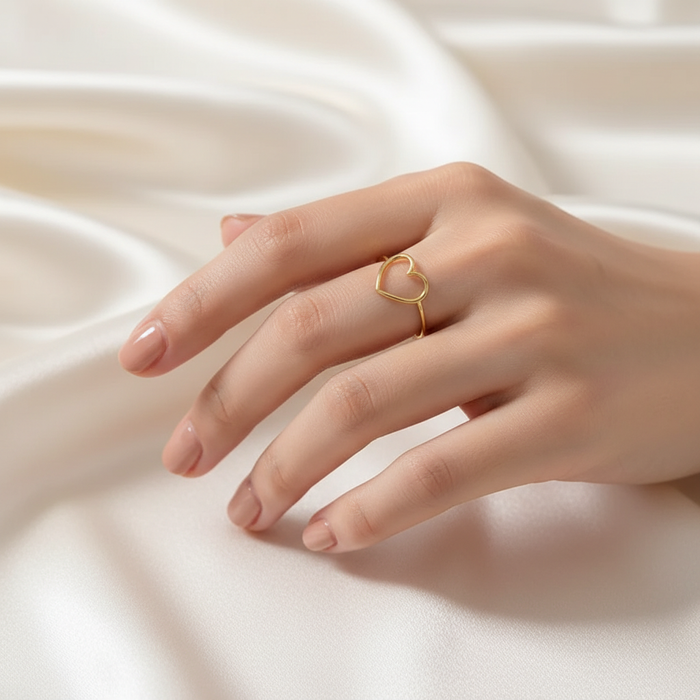 Delicate Heart Wire Ring in 18K Gold