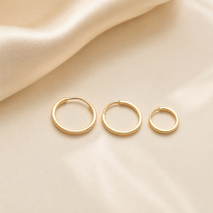 Mini Round Wire Square in 18K Gold