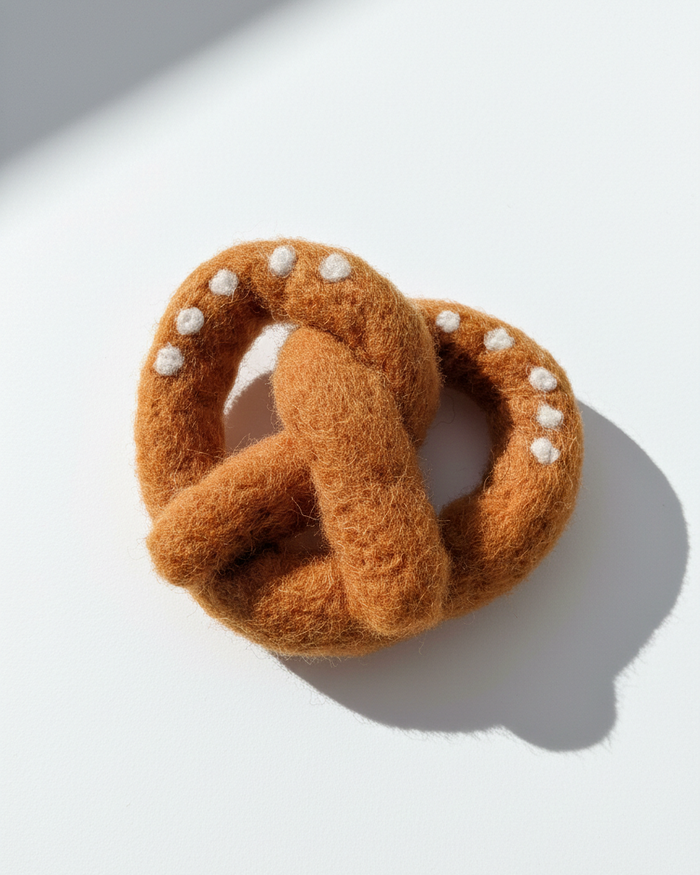 Pretzel Wool Magnet - Woobbi