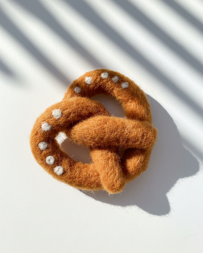 Pretzel Wool Magnet - Woobbi