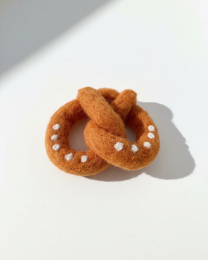 Pretzel Wool Magnet - Woobbi
