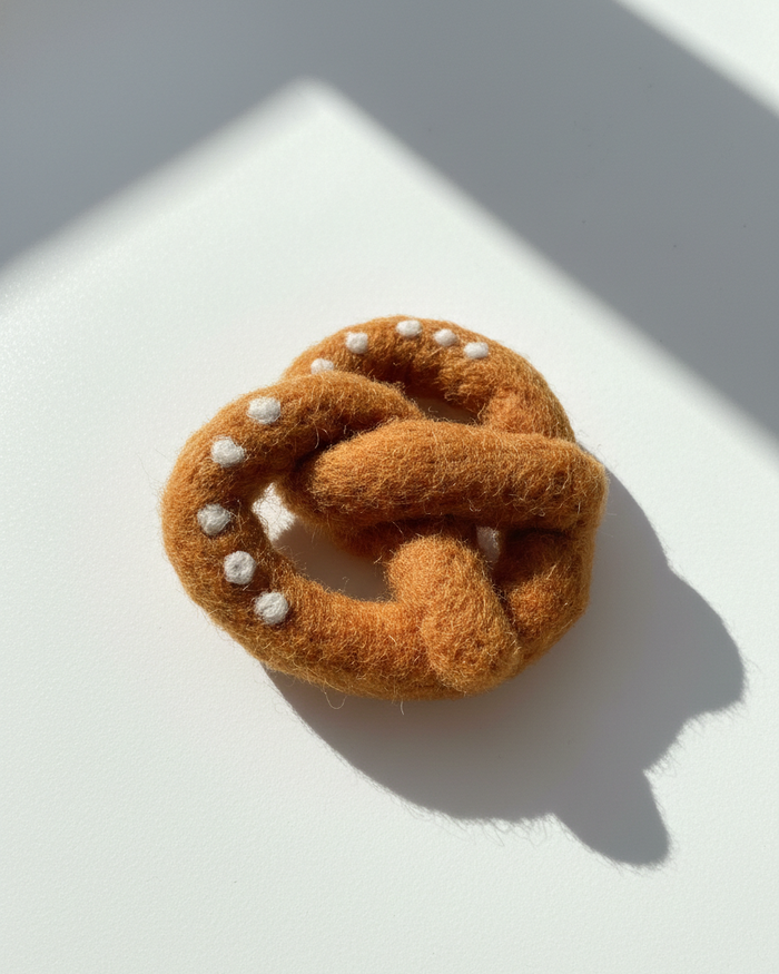 Pretzel Wool Magnet - Woobbi