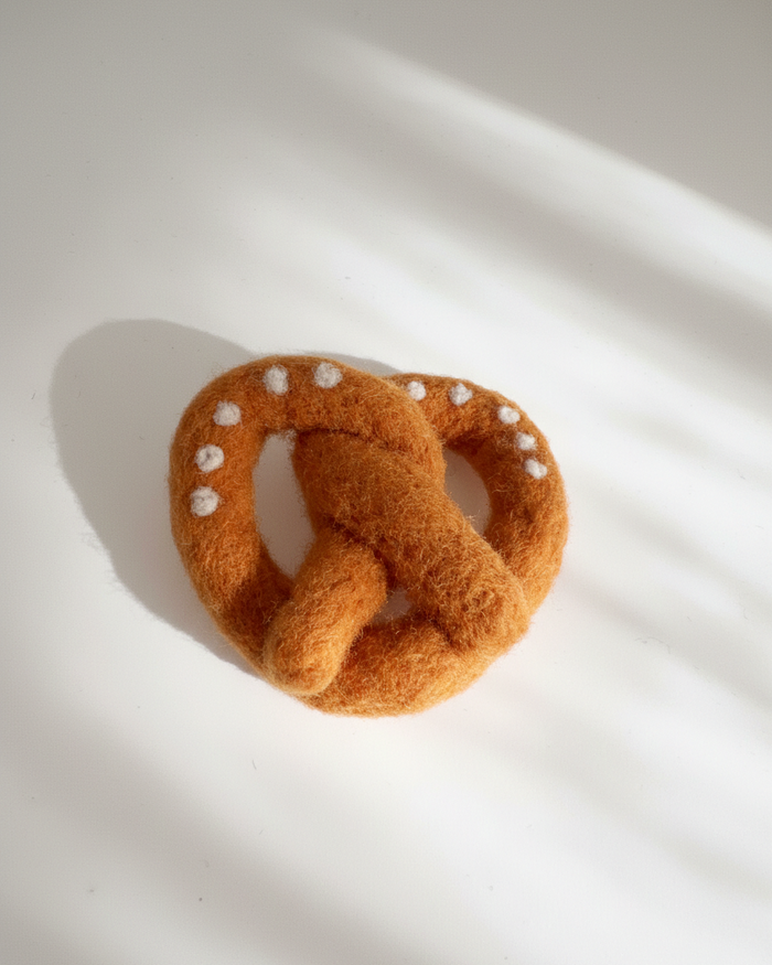 Pretzel Wool Magnet - Woobbi