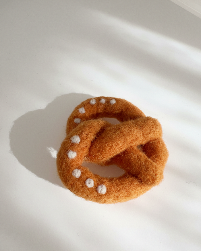 Pretzel Wool Magnet - Woobbi